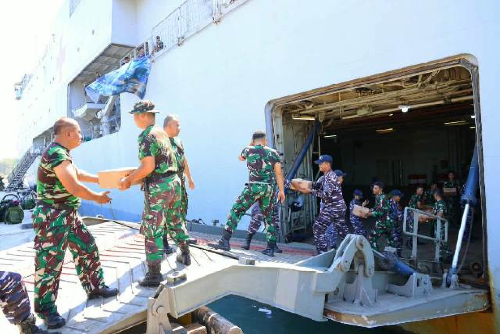 TNI AL Distribusikan Bantuan dan Buka Rumah Sakit Lapangan untuk Korban Gempa di Manggarai