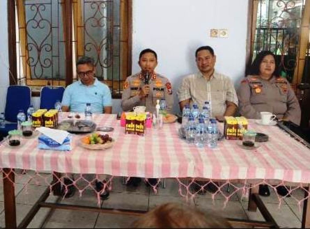 AKBP Arief Ardiansyah Prasetya di balai wartawan Kota Pasuruan
