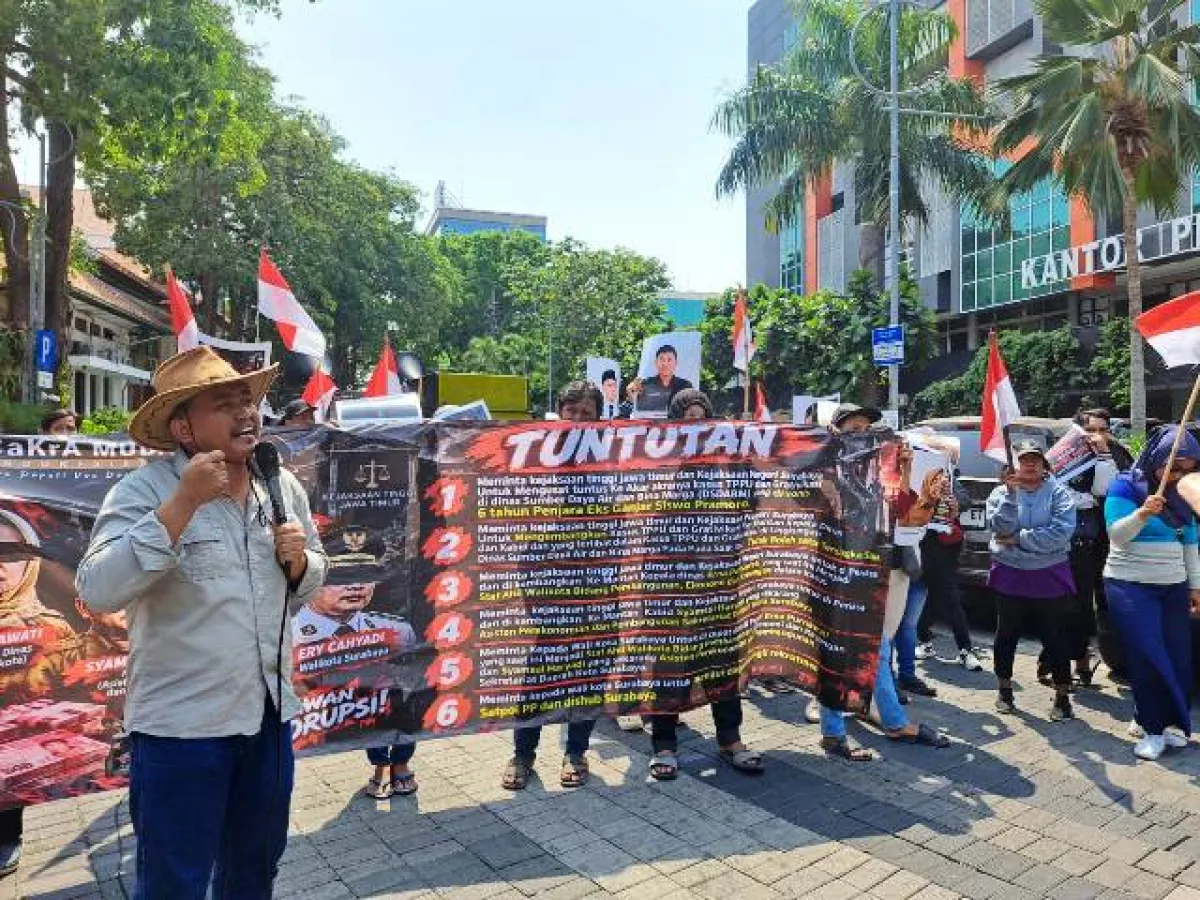 Pendemo Desak Kejaksaan Kembangkan Kasus Ganjar Siswo Pramono Pemkot Surabaya