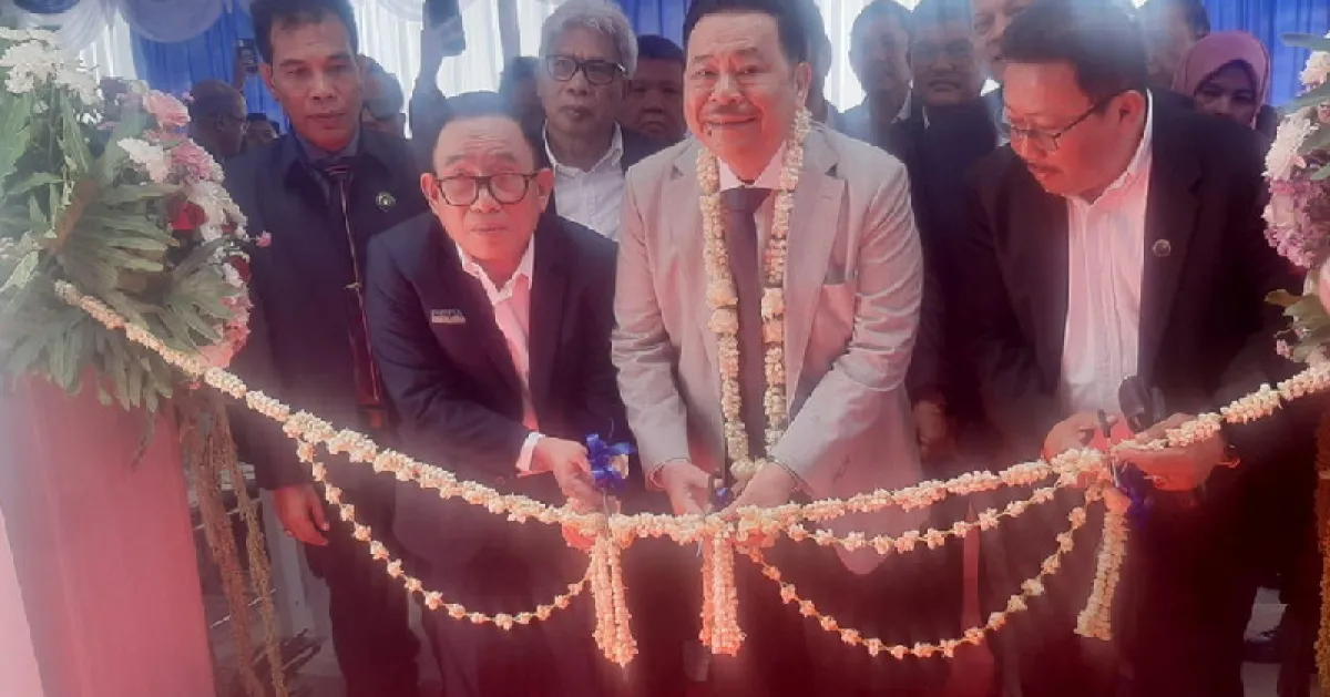 Otto Hasibuan gunting pita bersama Ketua Peradi Surabaya Hariyanto.