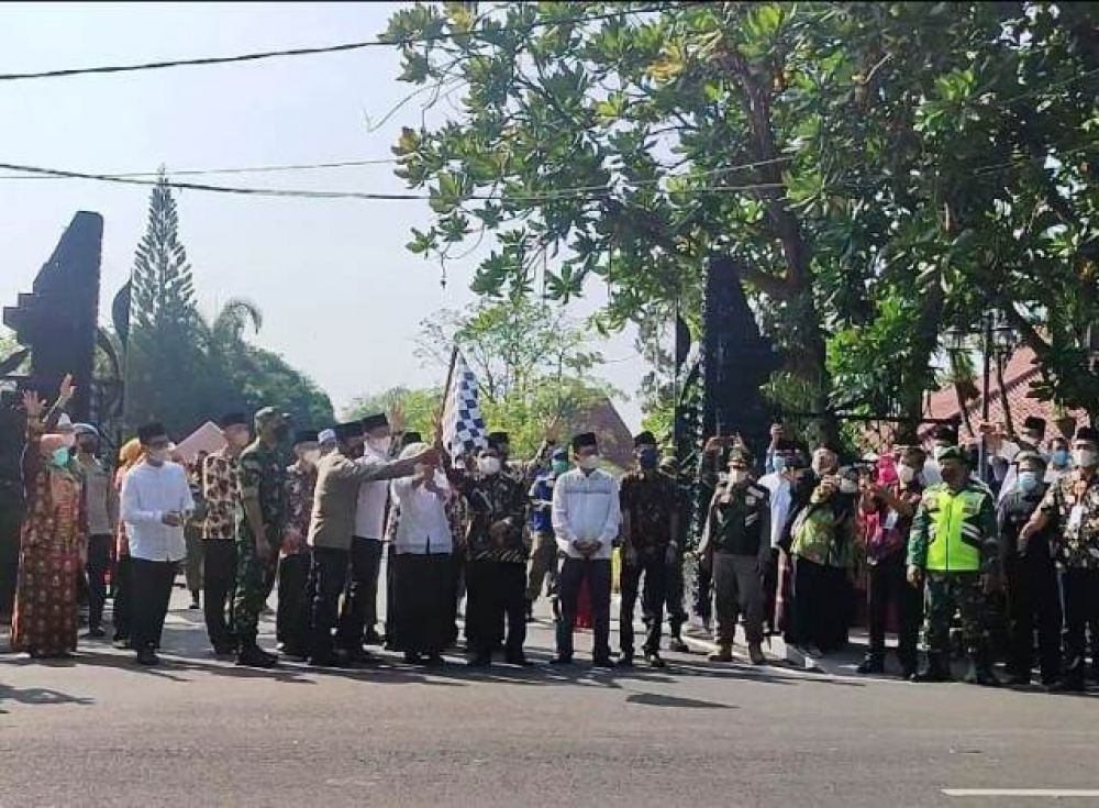 Bupati Anna Mu'awanah berangkatkan CJH 2022
