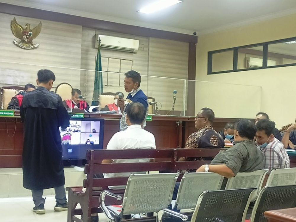 (berdiri) Santoso saat bersaksi 
