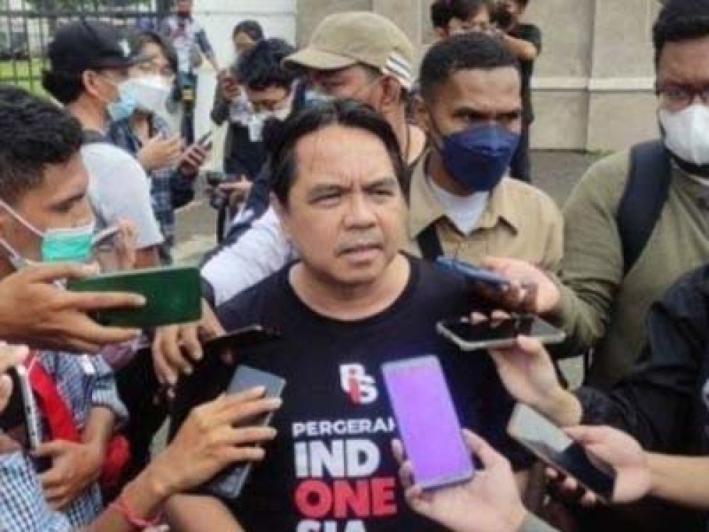 Ade Armando saat di wawancara wartawan.