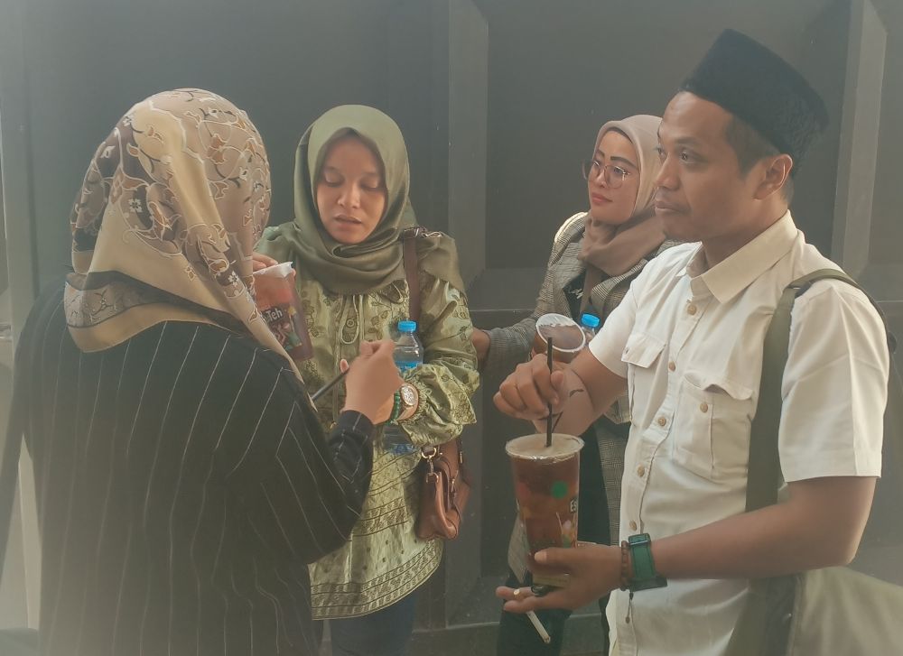Agil Bawaslu Surabaya setelah sidang DKPP soal pornografi.