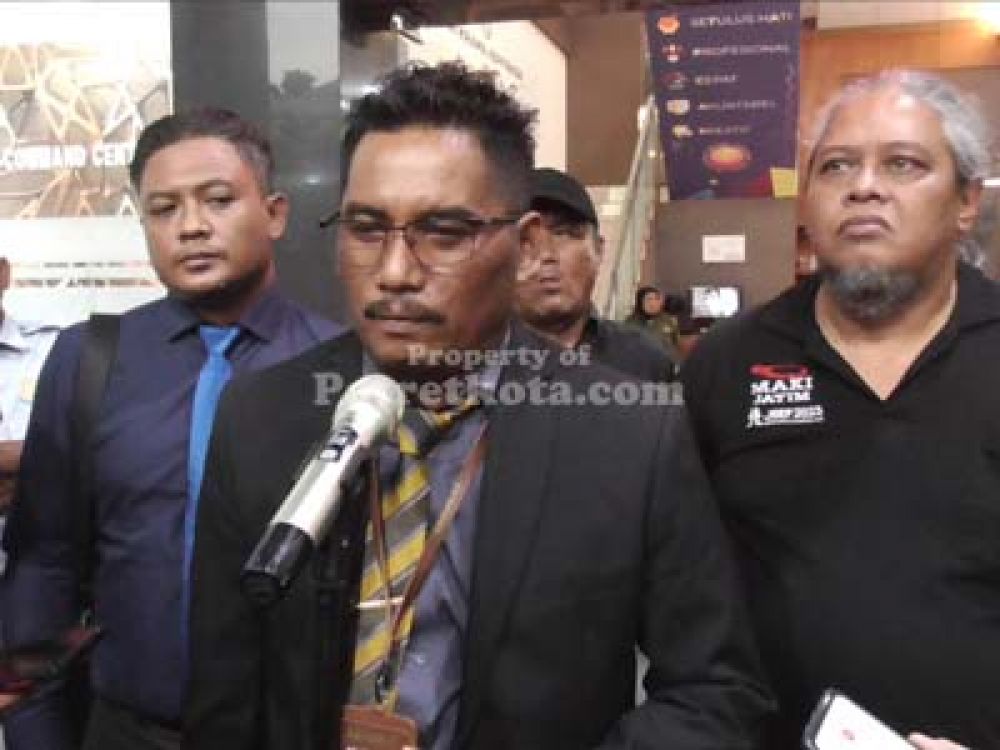 Ahmad Suheiri, kuasa hukum YAS, SR, dan WI usai mendampingi pelimpahan berkas perkara dan tersangka oleh penyidik Polrestabes Surabaya di Kejari Tanjung Perak Surabaya, Rabu, (17/01/2024).