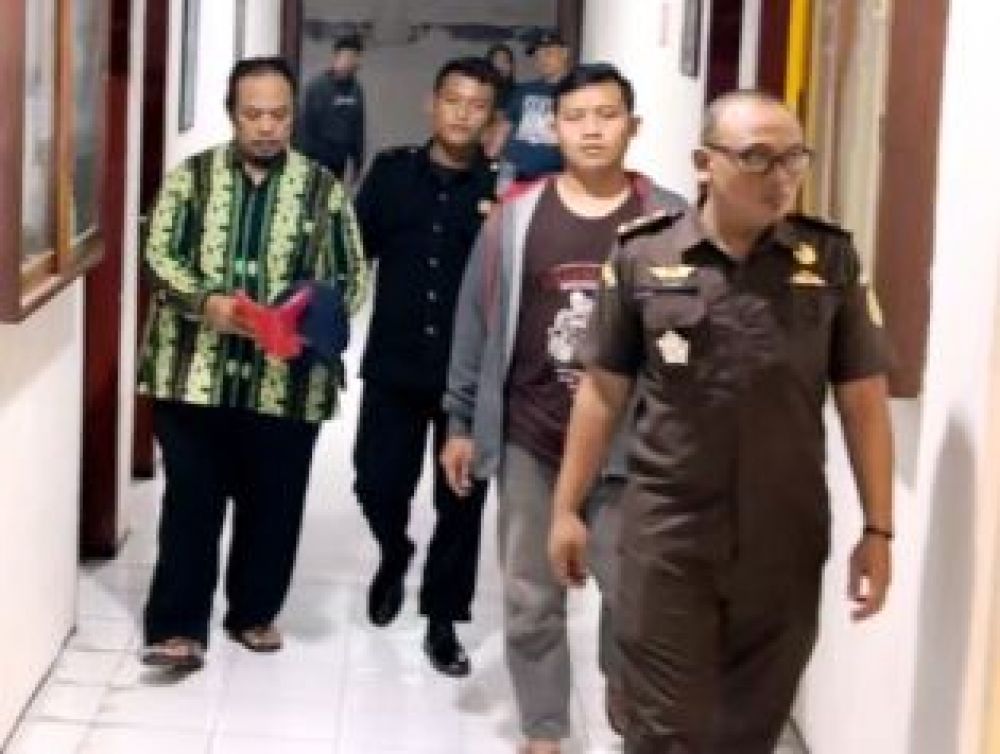 Amin Suprayitno baju motif hijau