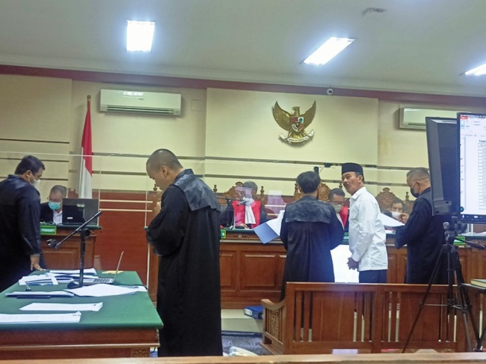 (baju putih) Raden Bagus Fattah Jasin 