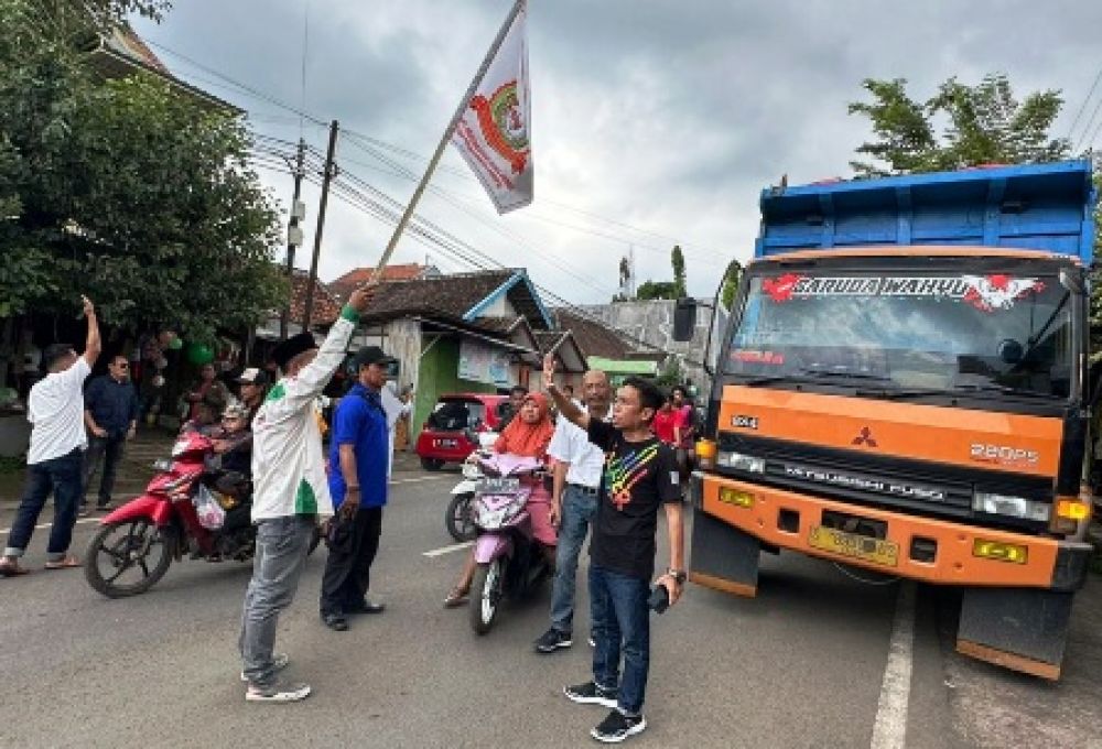 Aktivis dan Warga Sweeping Dump Truck Tambang di Jalan Raya Pasrepan