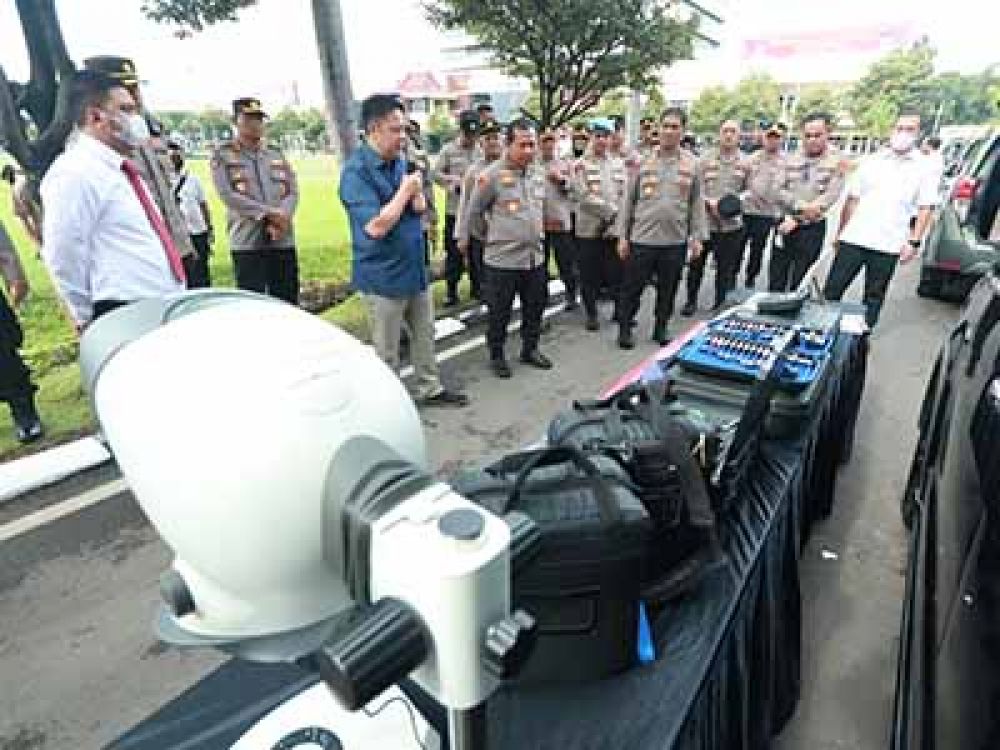 Kapolda Jatim Irjen Pol Toni Hermanto didampingi Wakaploda Jatim dan Pejabat Utama saat melakukan pemeriksaan Alsus dan Almatsus Satker.
