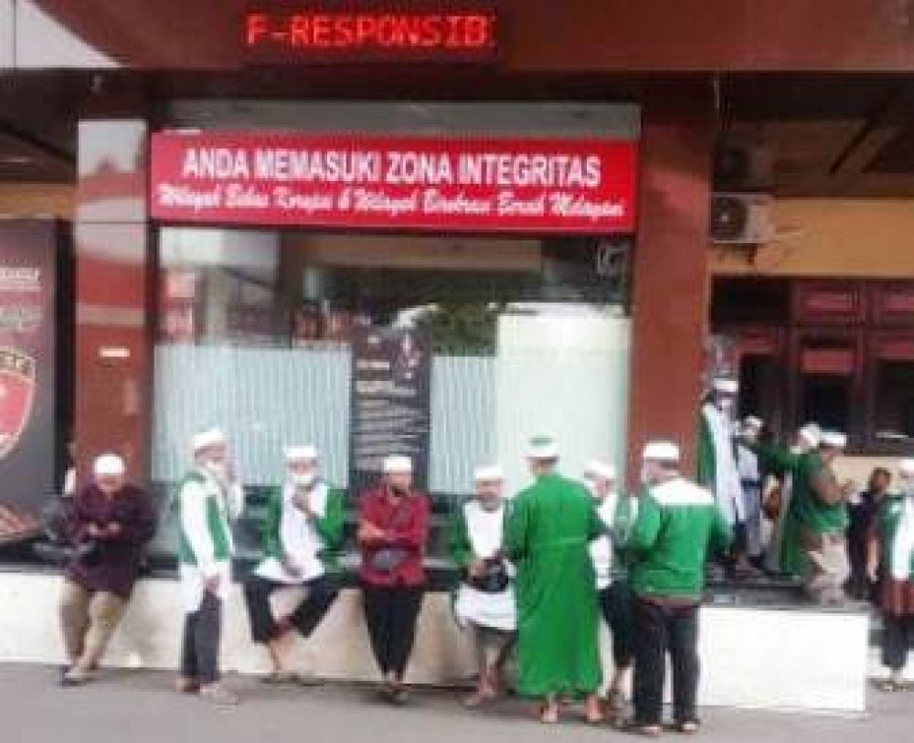 Kelompok Khilafatul Muslimin Surabaya saat di Polda Jatim