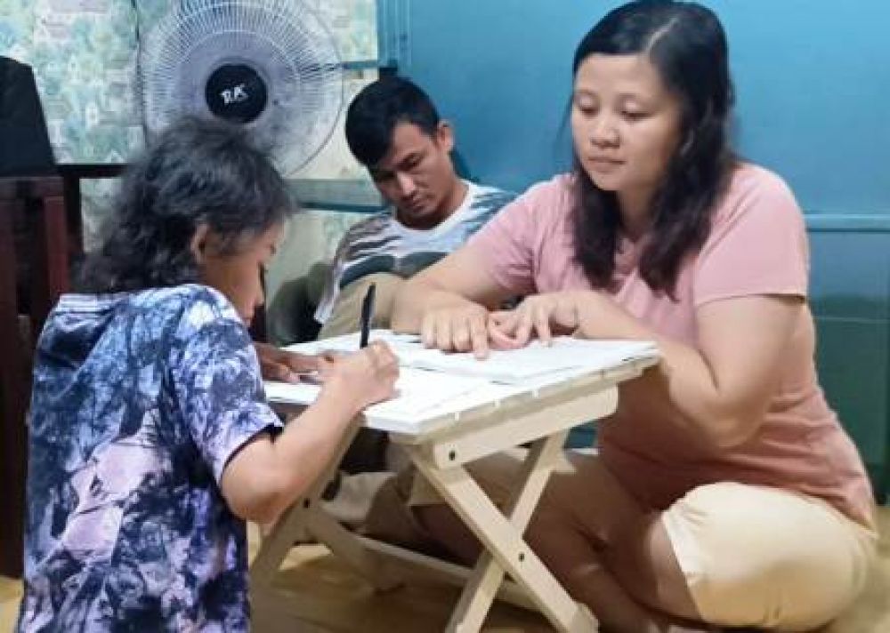 Micel Cecilia Putri Melda bersama orang tua saat belajar