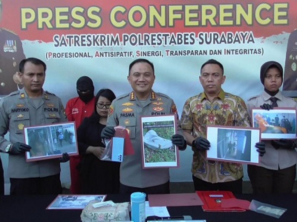 Kapolrestabes Surabaya Kombes Pol Pasma Royce, menunjukkan barang bukti pembunuhan mahasiswi Angeline Nathania, Jumat, (09/06/2023).