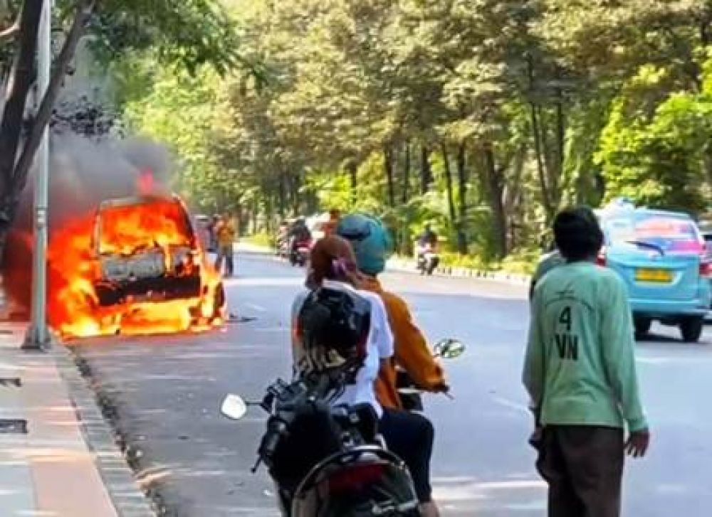  Angkutan umum L-1261-UH terbakar