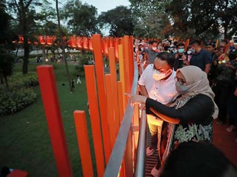 IG: @aniesbaswedan bersama istri di Taman Eco Park.