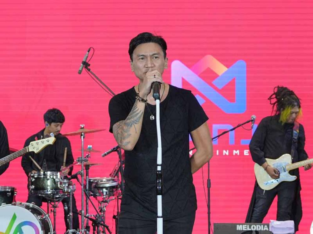 Anji, saat perform di Trans Icon Mall Surabaya, Selasa, (28/05/2024).