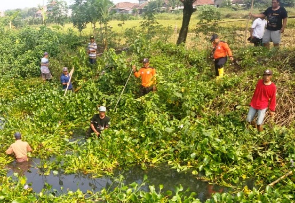 Warga Pasuruan bersih-bersih Sungai Wrati