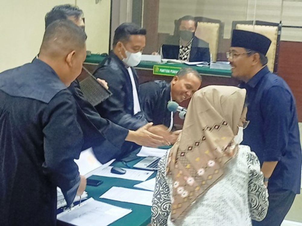 saksi Anwar Sadad dan Sri Untari Bisowarno