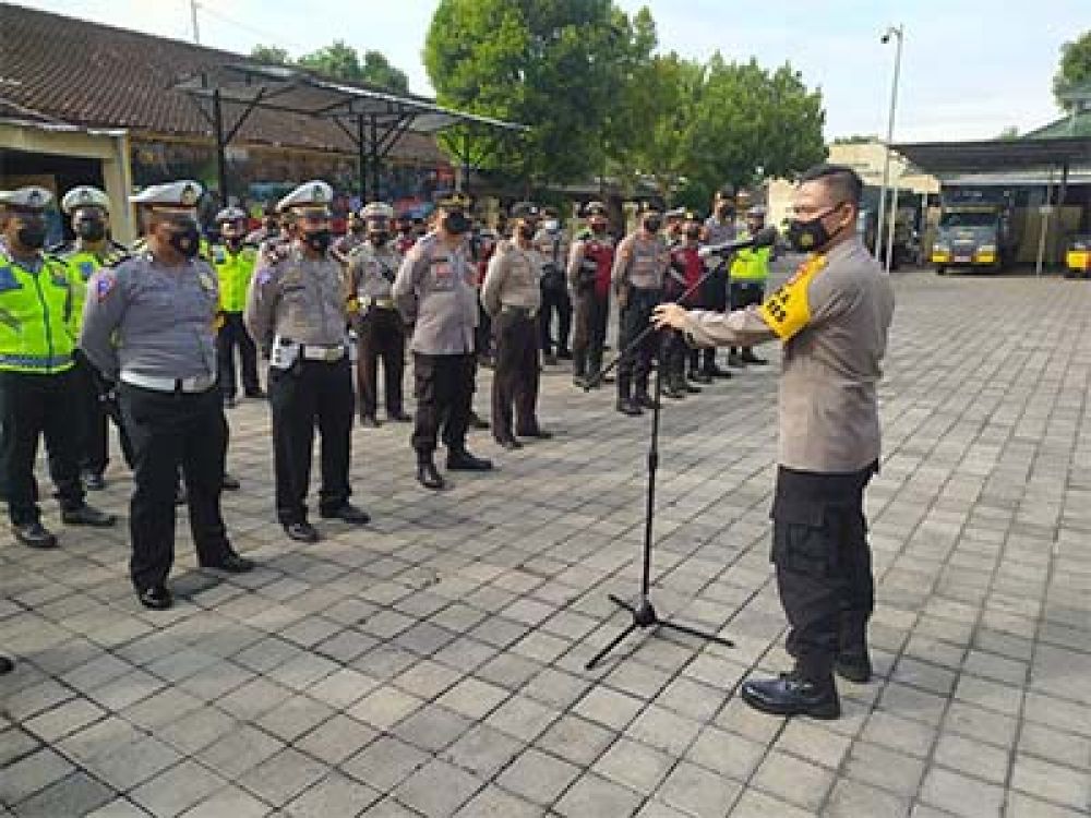 Wakapolres Mataram AKBP Syarif Hidayat pimpin apel.