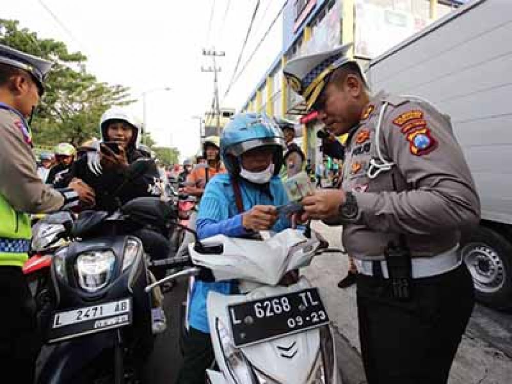 Kasatlantas Polrestabes Surabaya AKBP Arif Fazlurrahman saat memimpin razia di Kedung Cowek, Surabaya.