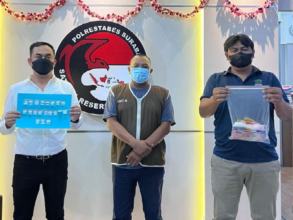 Tersangka BM, diapit dua petugas Sat Resnarkoba Polrestabes Surabaya berikut barang bukti.