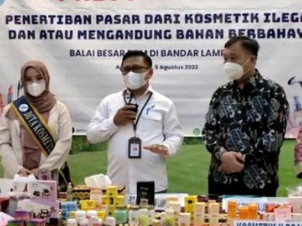 Balai Besar Pengawasan Obat dan Makanan (BBPOM) Bandar Lampung, Provinsi Lampung menyita 582 item dengan total 6.470 buah kosmetik ilegal senilai Rp 117.320.900. Ribuan kosmetik ilegal tersebut behasil disita dalam penertiban selama dua pekan terakhir, Ju