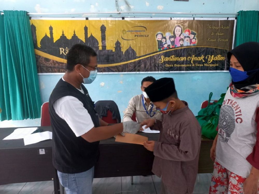 Humas PT Angels Product Udi Iswandi saat menyalurkan Bansos.