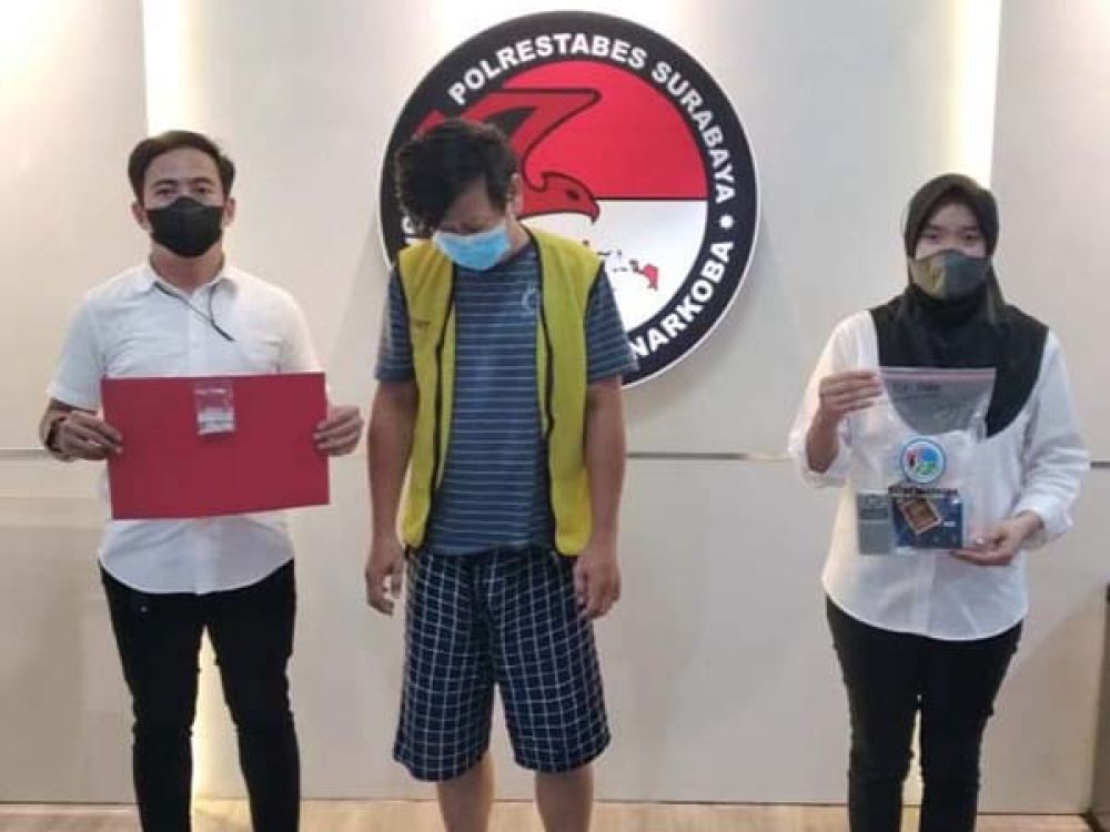 Sat Resnarkoba Polrestabes Surabaya menangkap JK, tersangka pengecer Sabu-sabu.