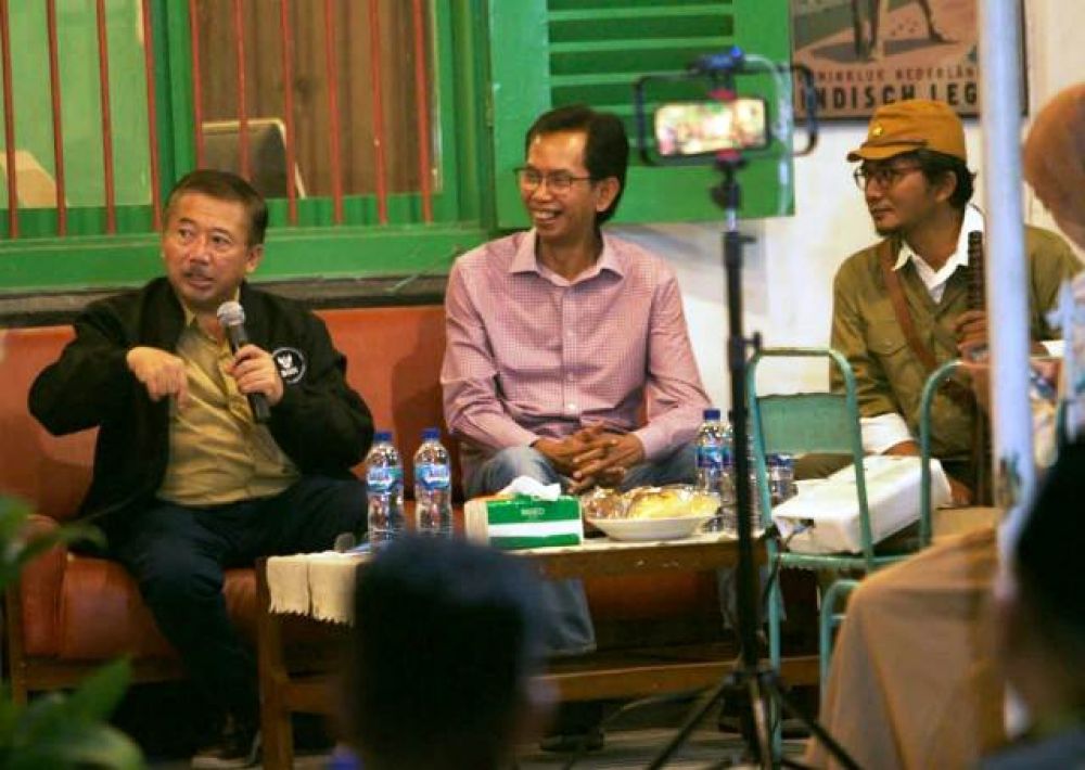 Dari kiri: Bambang DH (Mantan Wali Kota Surabaya), Adi Sutarwijono (Ketua DPRD Surabaya) dan Kuncarsono (moderator Begandring Soerabaia)