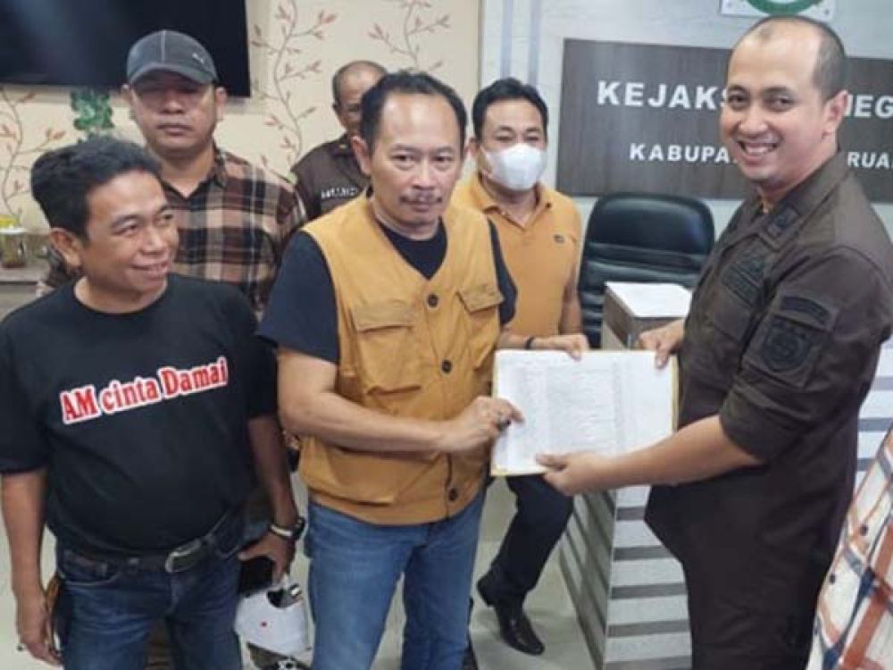 Sejumlah aktivis saat mendatangi Kantor Kejaksaan Negeri (Kejari) Bangil, Kabupaten Pasuruan, Kamis, (04/08/2022).