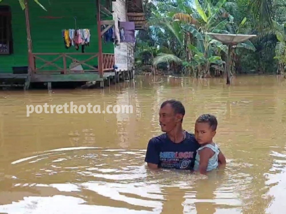 Kondisi banjir 3 meter rendam Desa Tumbit, Kalimantan Timur.