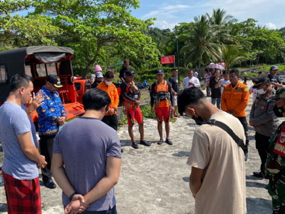 Tim Basarnas Manado sebelum melakukan pencarian.