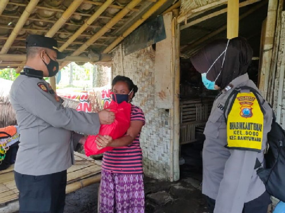 Gerak cepat Polri membantu warga terdampak kenaikan harga BBM. Terpantau Polrestabes Surabaya dan Polresta Banyuwangi melalui Binmas dan Polsek Jajaran membagikan sejumlah paket Sembako kepada warga di wilayah hukum masing-masing.
