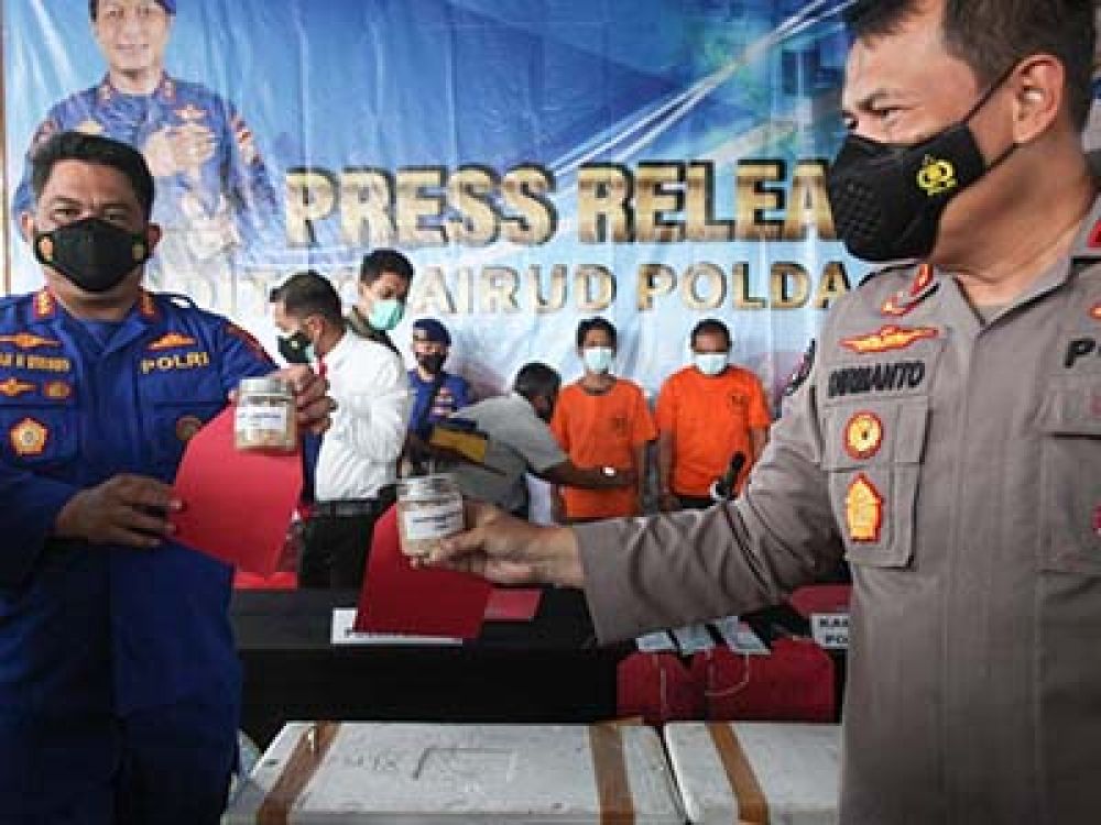 Dirpolairud Kombes Pol Puji H Wibowo bersama Kabid Humas Polda Jatim Kombes Pol Dirmanto saat merilis kedua tersangka AW dan DMJ berikut barang bukti.