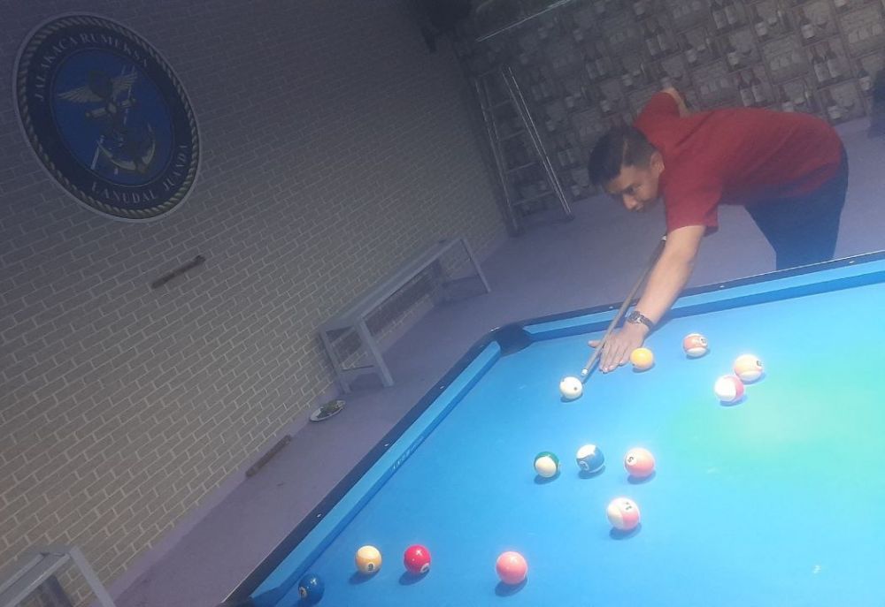Salah satu peserta Billiard Open Tournament Lanudal Juanda