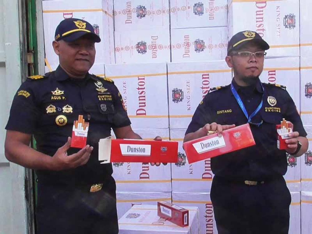 Bintang, Humas Bea Cukai Tanjung Perak (kanan) memperlihatkan rokok ilegal asal UEA (Uni Emirat Arab)