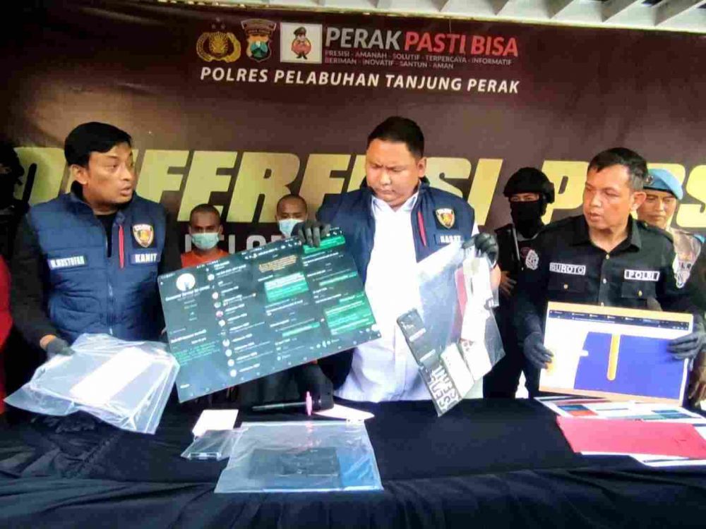 Polres Pelabuhan Tanjung Perak Surabaya saat merilis ketiga tersangka dan barang bukti.