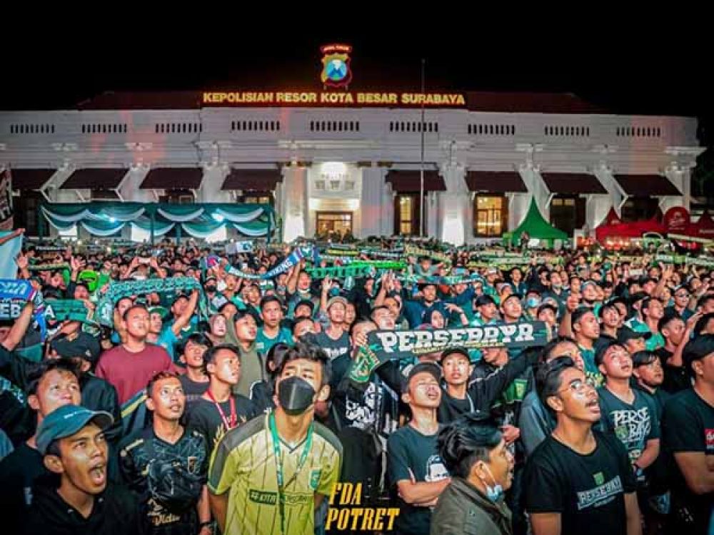 Suporter Persebaya Surabaya atau Bonek Mania saat di halaman Polrestabes Surabaya.