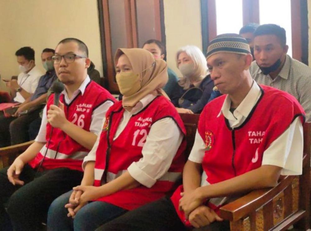 (dari kiri) Terry Immanuel Yoseph Winarta, Winartatri Tulistiyani dan Soemadijoko Rianto