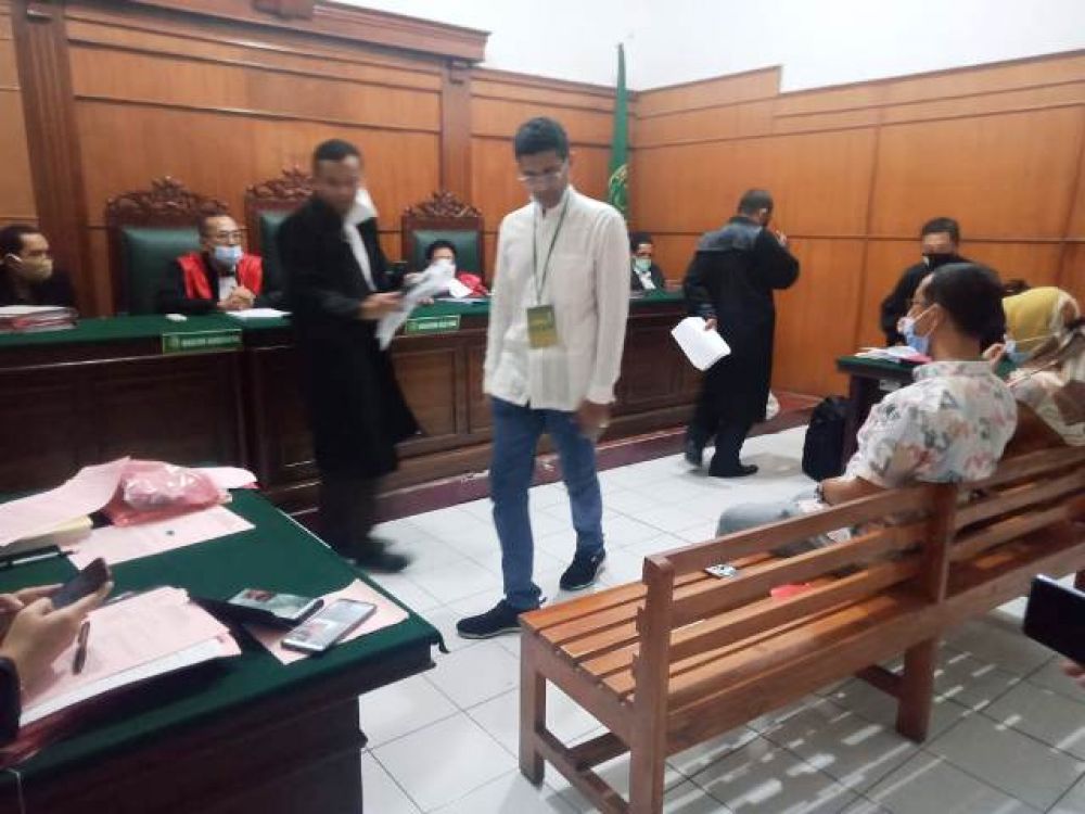 Pelapor Mohammad Jamil (baju putih berdiri)