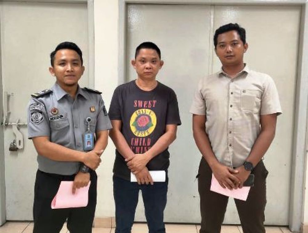 Anwari (tengah) di Rutan Medaeng