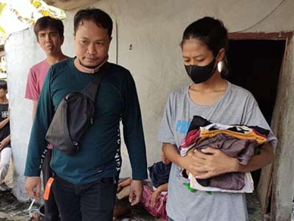 'S' ketika dijemput petugas Polres Lobar.