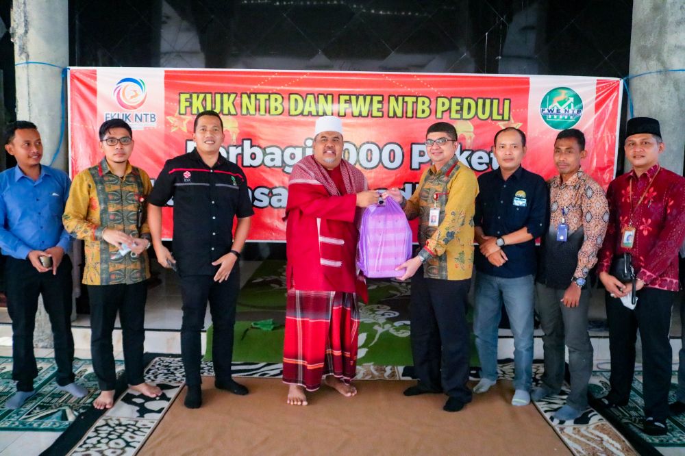 Pemberian simbolis ke Pontren Nurul Hikmah