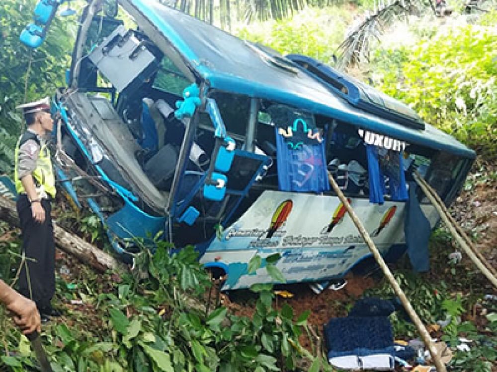 Petugas saat mendatangi bus masuk jurang.