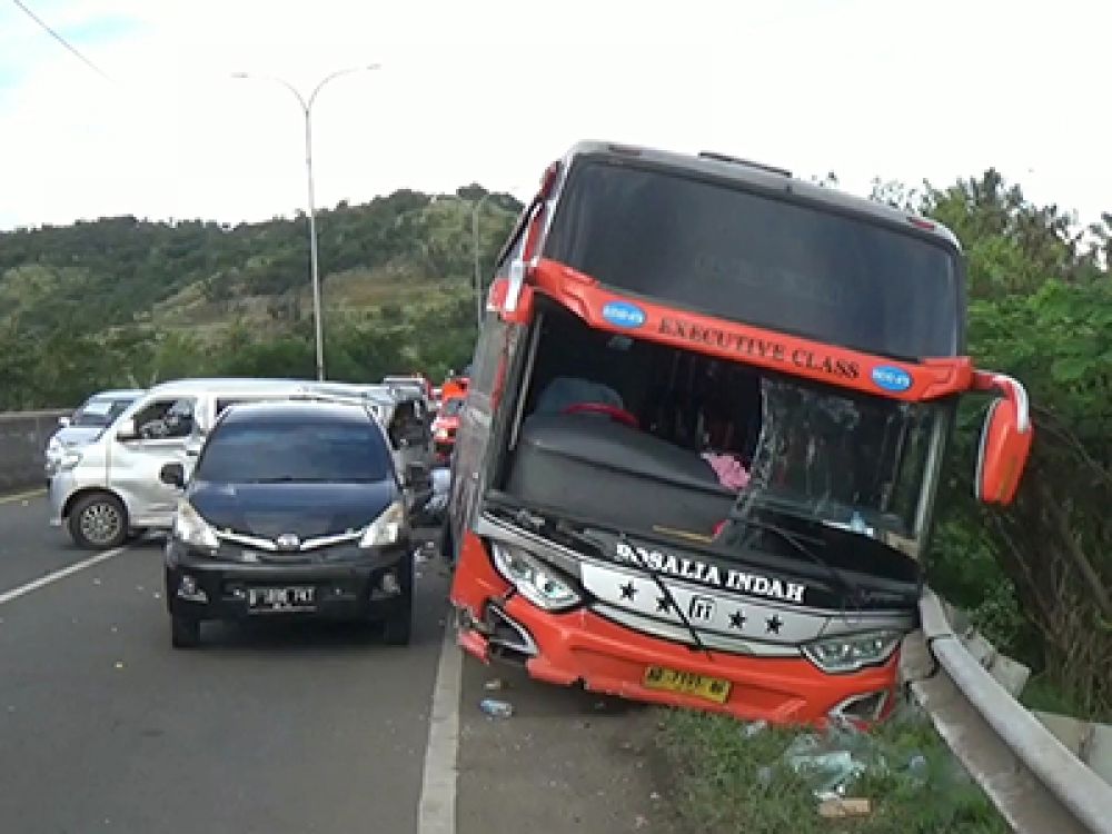Kondisi bus jurusan Merak seusai tabrak 3 mobil.