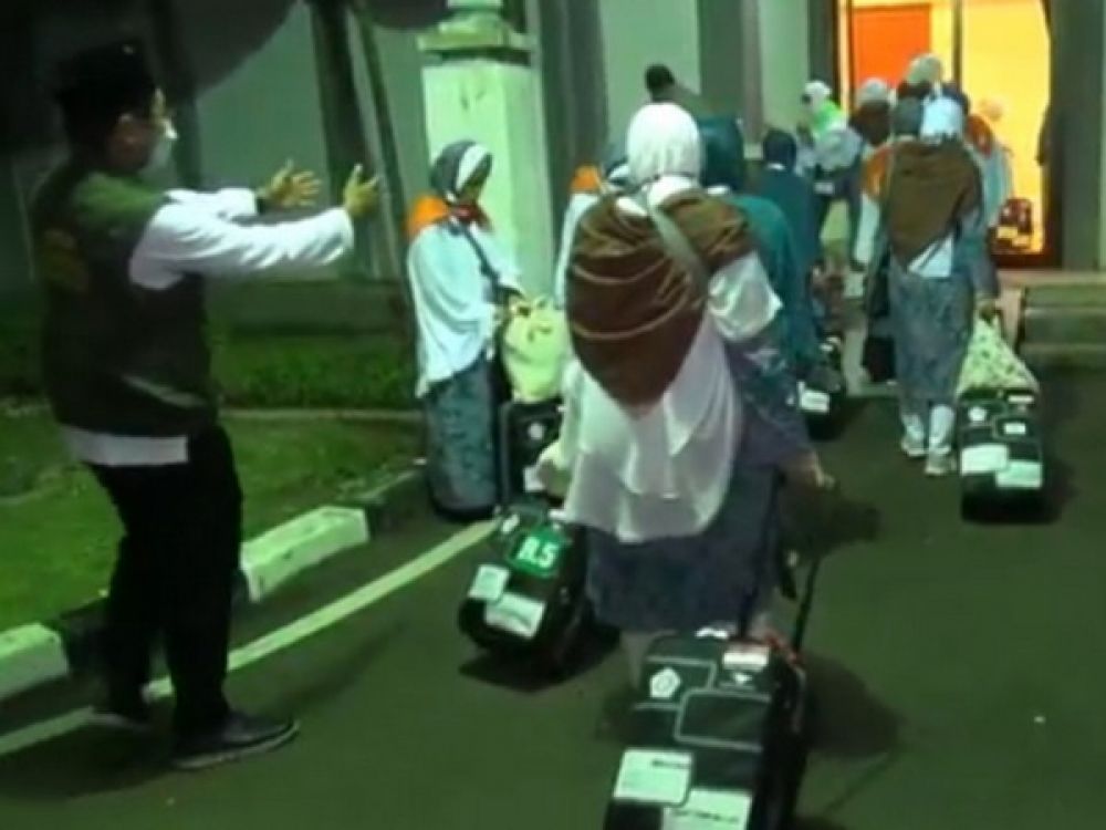 Keberangkatan jamaah Haji kloter pertama embarkasi Jakarta.
