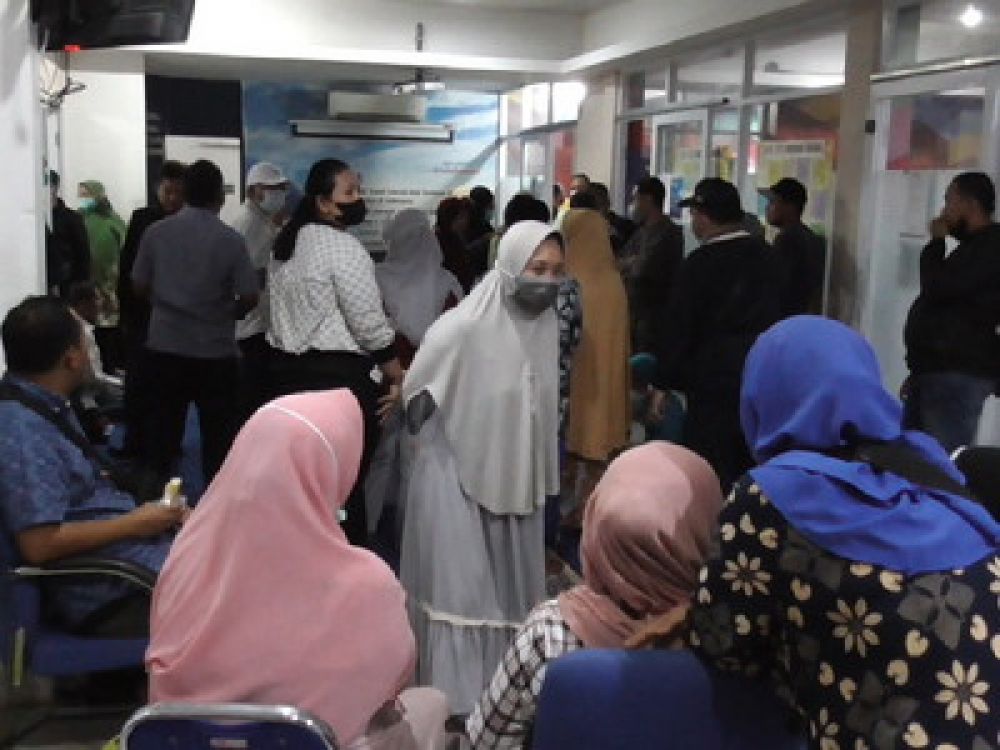 Ratusan Calon Jamaah Umroh yang gagal berangkat menggeruduk kantor Tour & Travel Arofah Mina di Jalan Kartini, Surabaya, Sabtu, (25/02/2023).