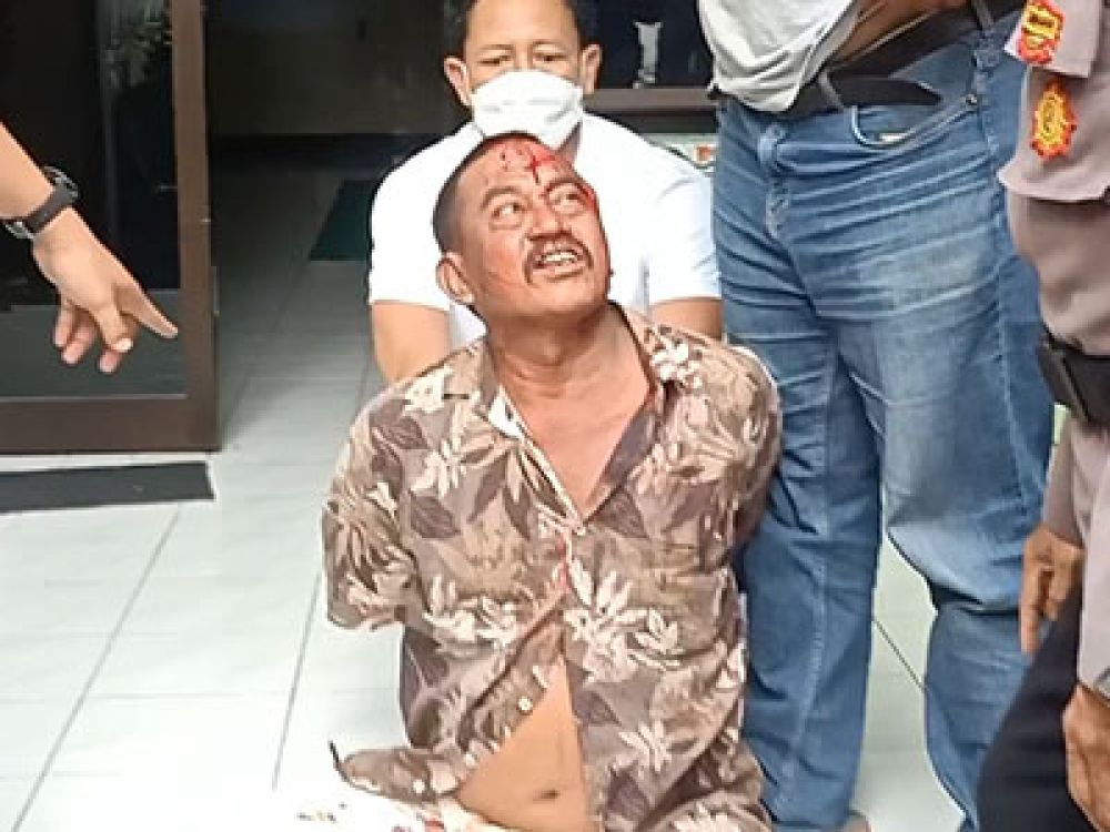 Pelaku Surahman saat ditangkap polisi.