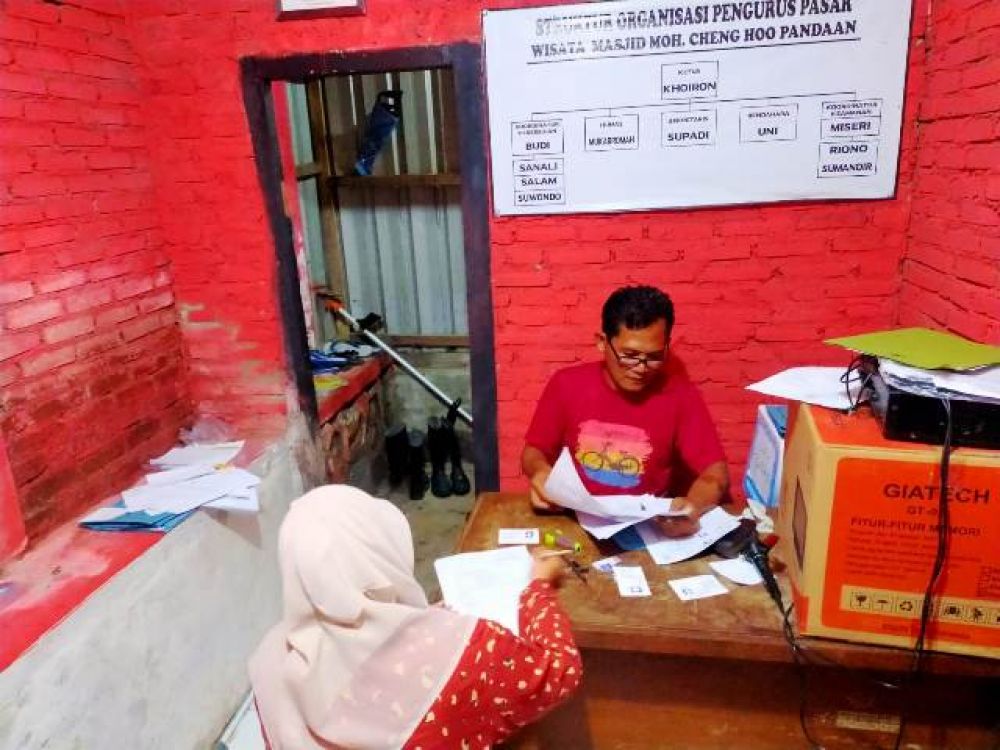 Wahyu Bowo saat melayani pelanggan stan Pasar Cheng Hoo