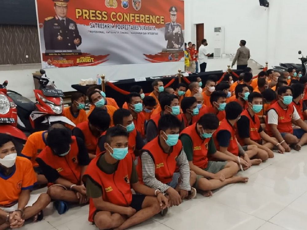 Sebanyak 74 tersangka Curanmor (Pencurian Kendaraan Bermotor) dirilis Polrestabes Surabaya berikut barang bukti, Senin, (07/11/2022).