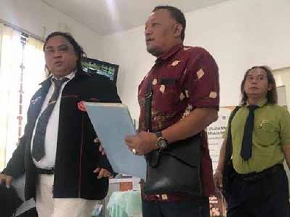 Dodik Firmansyah (kanan) dan Sukardi (kiri) saat mendampingi Ferdiansyah ke Kantor BSI Jalan Dr. Sutomo, Kecamatan Gresik.